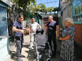 Двоє жителів громади з інвалідністю отримали крісла колісні